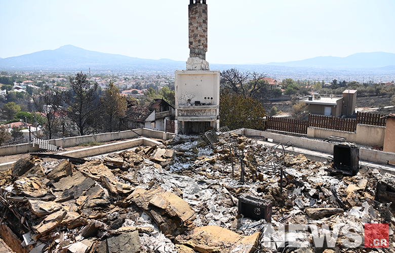 Φωτιά στην Πάρνηθα Έμεινε όρθια μόνο η καμινάδα σε καμένο σπίτι στην