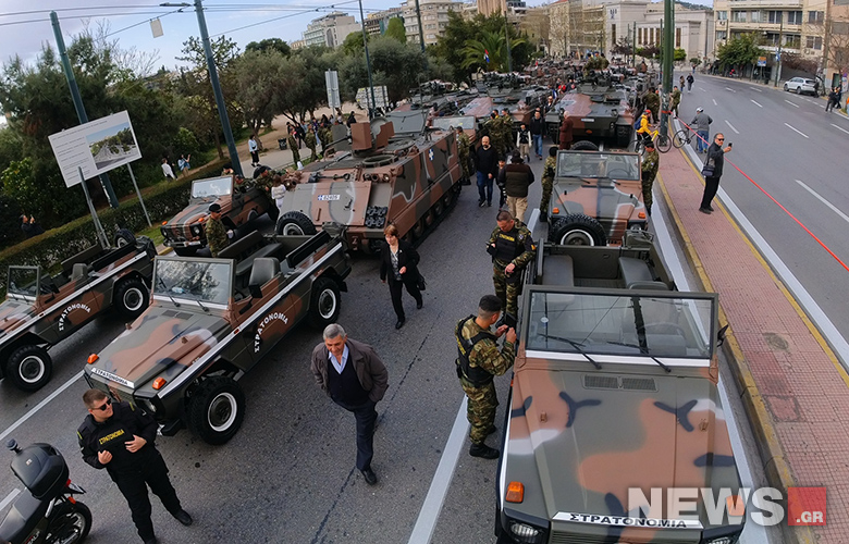 Σε εξέλιξη η μεγάλη στρατιωτική παρέλαση στην Αθήνα για την Επανάσταση του 1821