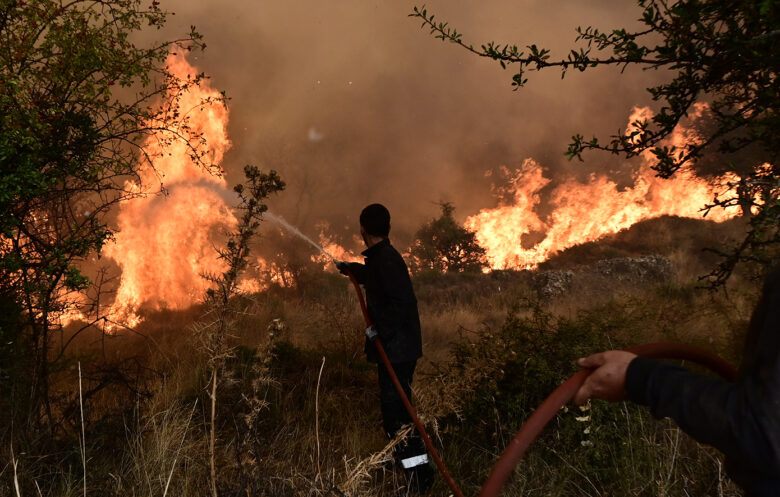 Εκτός ελέγχου για 3η ημέρα η φωτιά στην Κορινθία: Ισχυρές παραμένουν οι επίγειες δυνάμεις υπό τον φόβο των αναζωπυρώσεων – Ενισχύθηκαν τα εναέρια μέσα