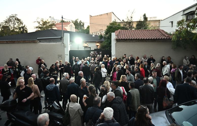 Πανηγυρικό κλίμα και… καπνογόνα στα εγκαίνια των νέων γραφείων του Κασσελάκη