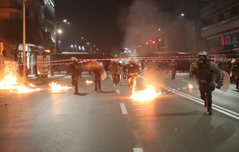 Επεισόδια στη Θεσσαλονίκη στο πλαίσιο των διαδηλώσεων για το Πολυτεχνείο: Κουκουλοφόροι έριξαν μολότοφ στα ΜΑΤ