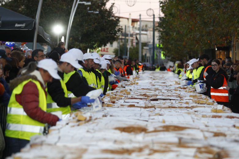 Βασιλόπιτα για ρεκόρ Γκίνες στο Περιστέρι: Ζύγιζε 10 τόνους και ξεπέρασε τα 70.000 κομμάτια