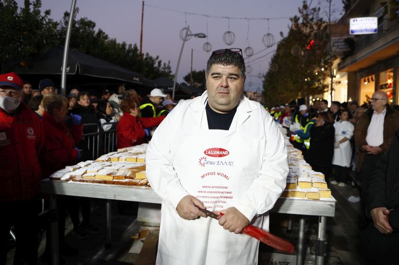 Βασιλόπιτα για ρεκόρ Γκίνες στο Περιστέρι: Ζύγιζε 10 τόνους και ξεπέρασε τα 70.000 κομμάτια