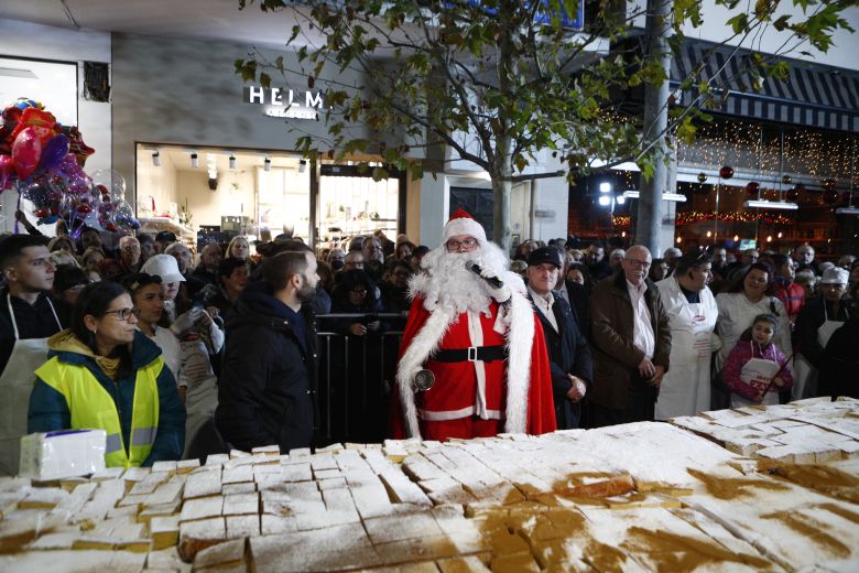 Βασιλόπιτα για ρεκόρ Γκίνες στο Περιστέρι: Ζύγιζε 10 τόνους και ξεπέρασε τα 70.000 κομμάτια