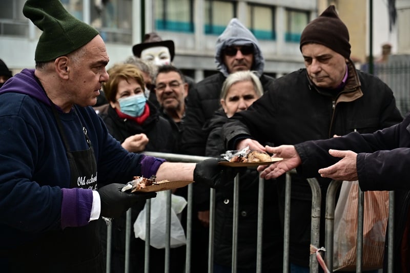 Οι Έλληνες γλεντούν παρά το τσουχτερό κρύο και «τιμούν» την Τσικνοπέμπτη