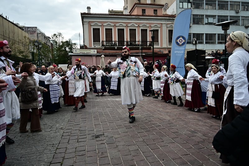 Οι Έλληνες γλεντούν παρά το τσουχτερό κρύο και «τιμούν» την Τσικνοπέμπτη